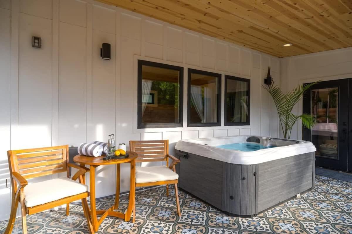 Petit Paradis Studio With Hot Tub フレデリックスバーグ エクステリア 写真