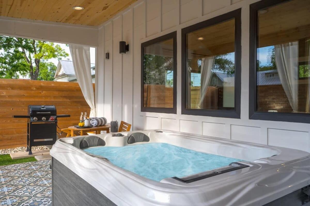 Petit Paradis Studio With Hot Tub フレデリックスバーグ エクステリア 写真