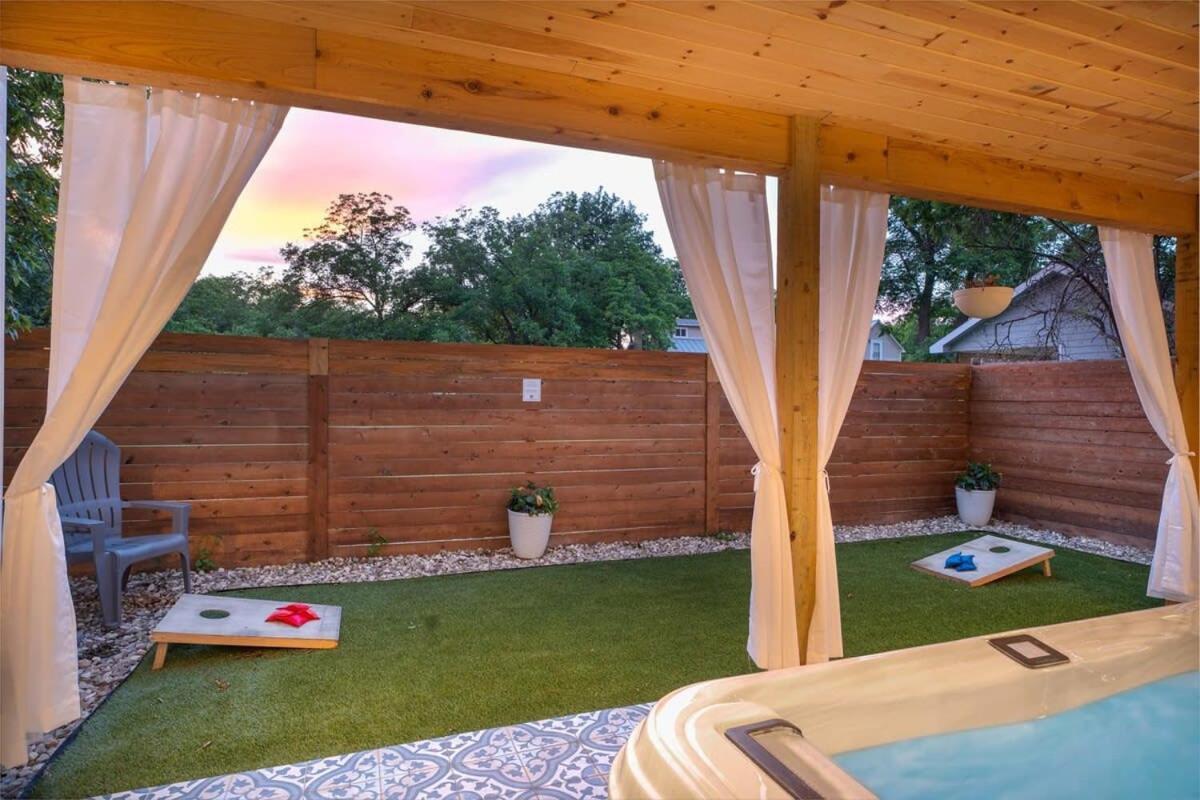 Petit Paradis Studio With Hot Tub フレデリックスバーグ エクステリア 写真