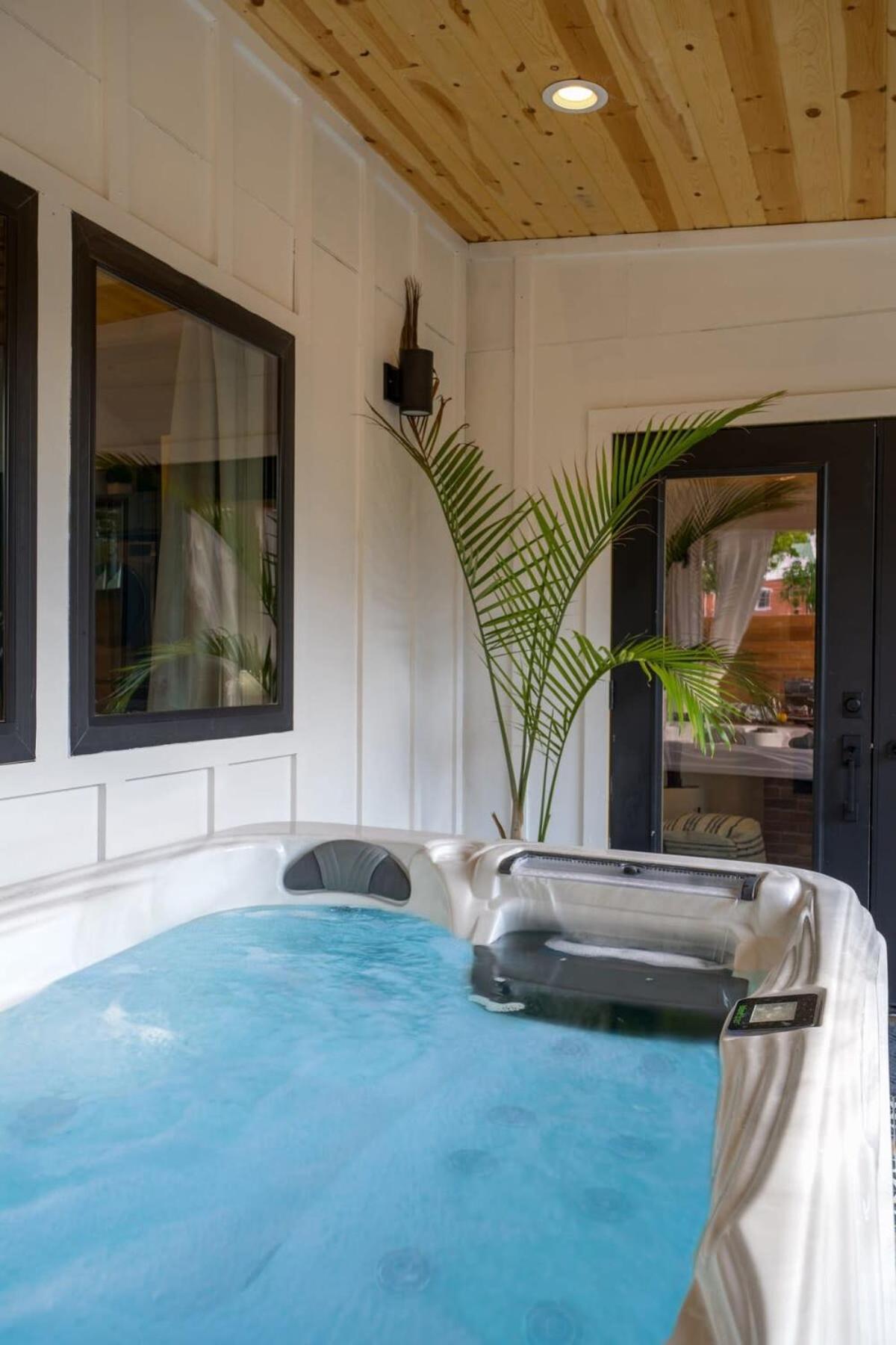 Petit Paradis Studio With Hot Tub フレデリックスバーグ エクステリア 写真